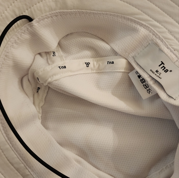 ARITZIA TNA Passenger Bucket Hat Drawstring in White M/L - Picture 5 of 8